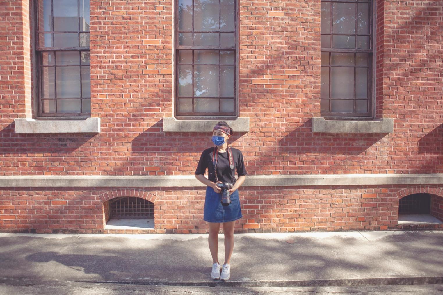 Setup di illuminazione per fotografia commerciale durante una lezione pratica