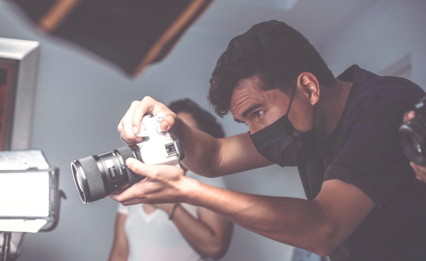 Fotografo professionista durante una sessione di scatto in studio con illuminazione professionale