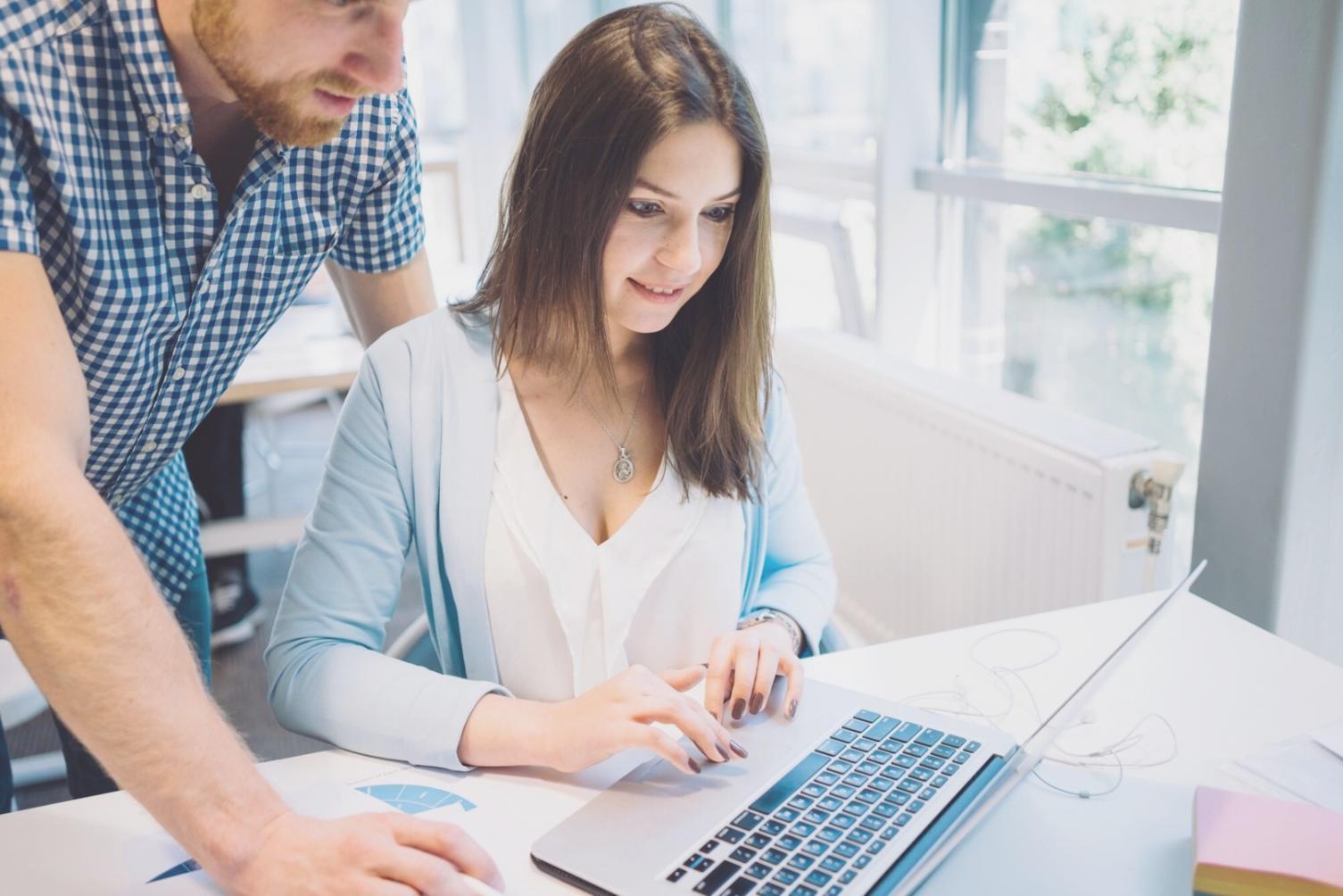 Studenti durante una sessione pratica di fotografia con attrezzature professionali
