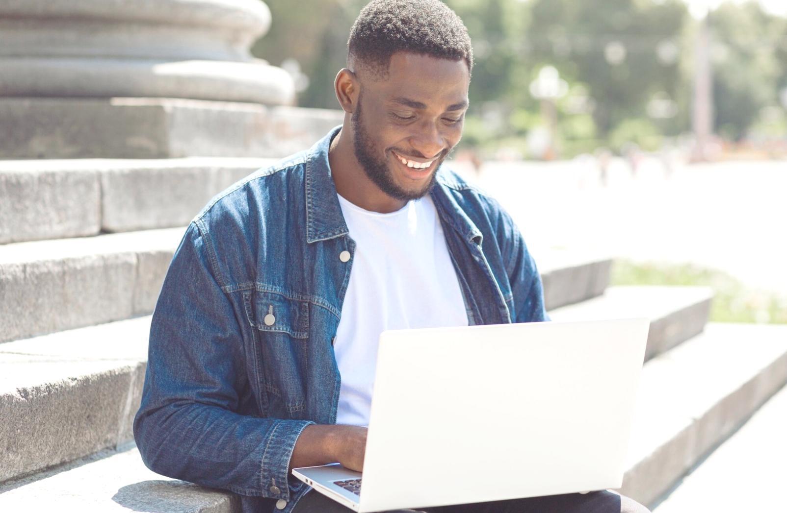 Studenti al lavoro durante un workshop di fotografia still life